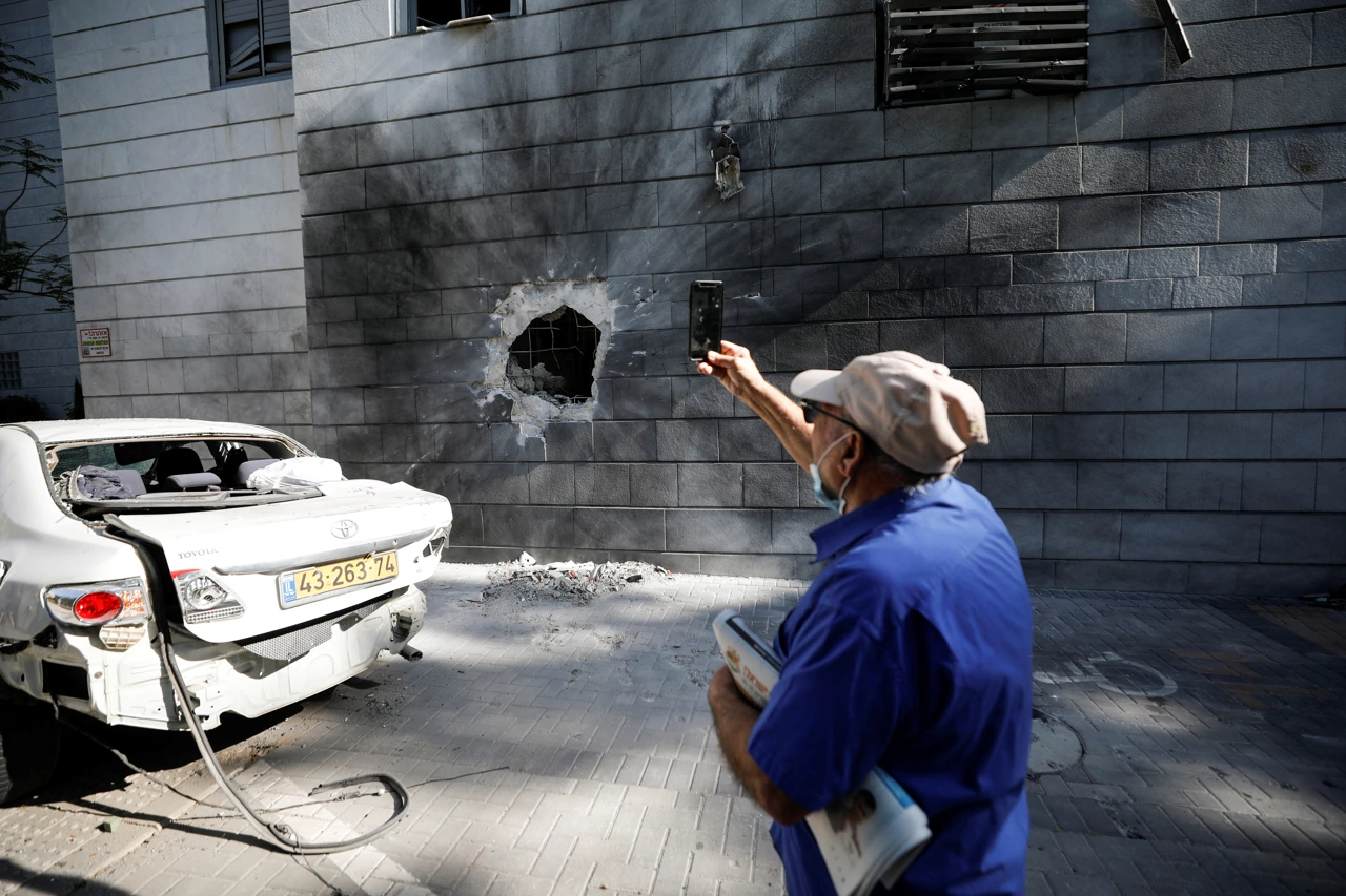 Zgrada u Ashkelonu pogođena je raketom iz Pojasa Gaze, Foto: Amir Cohen/REUTERS