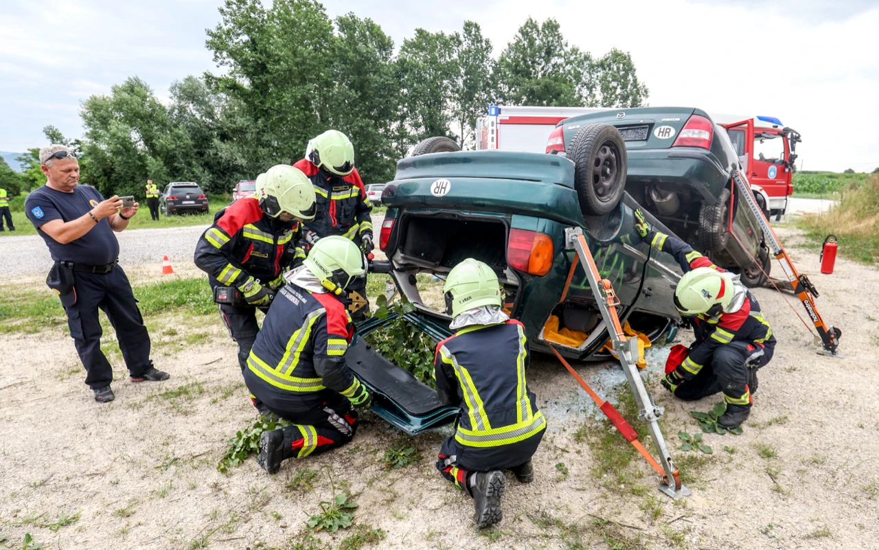 Vježba civilne zaštite na jezeru Savrščak