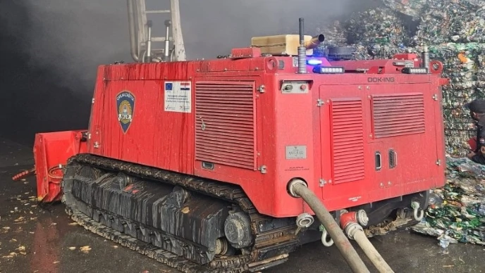 Požar se gasi i robotom za gašenje
