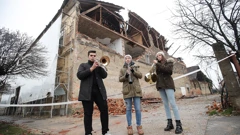 Muzičari limene glazbe Petrinja sviraju u ruševinama/Arhiva