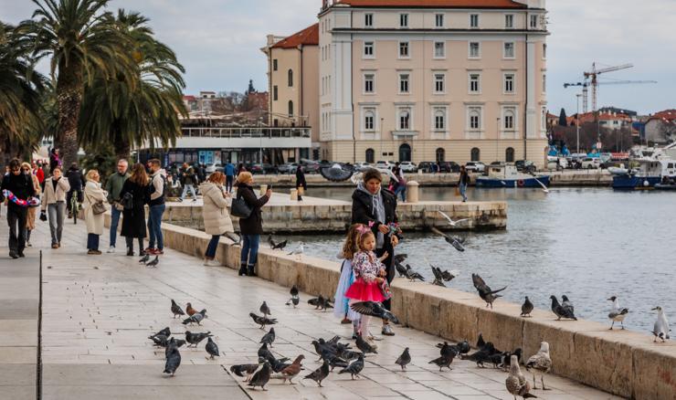 U Splitu plakati s fotografijama političara povezanih s aferama