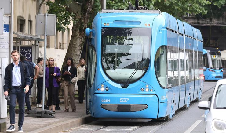 Jedina na tračnicama: Vozačica poručila "Želim raditi"