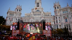 Španjolski navijači prate dolazak nogometaša na trg Cibeles