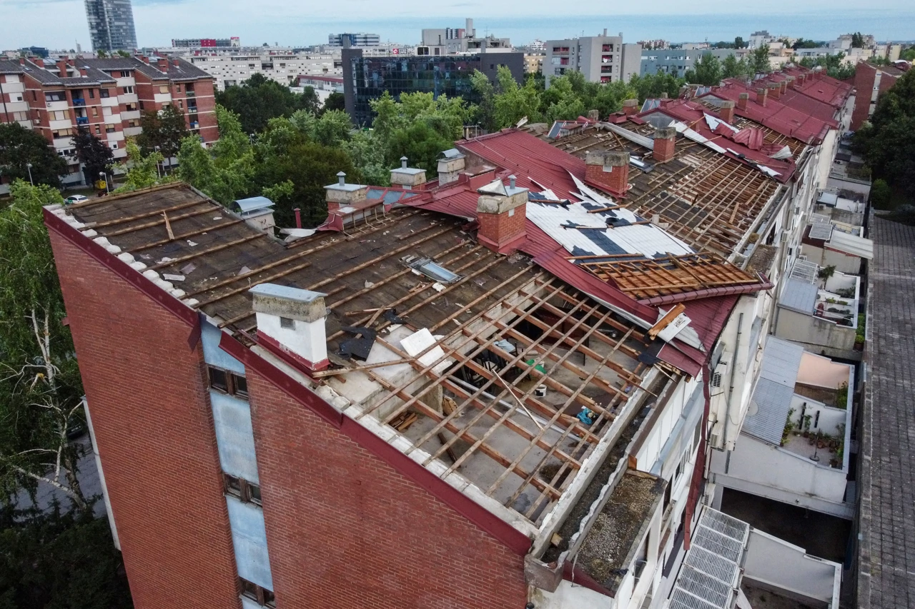 U olujnom nevremenu vjetar odnio krov sa zgrade u Španskom, Foto: Igor Kralj/Pixsell