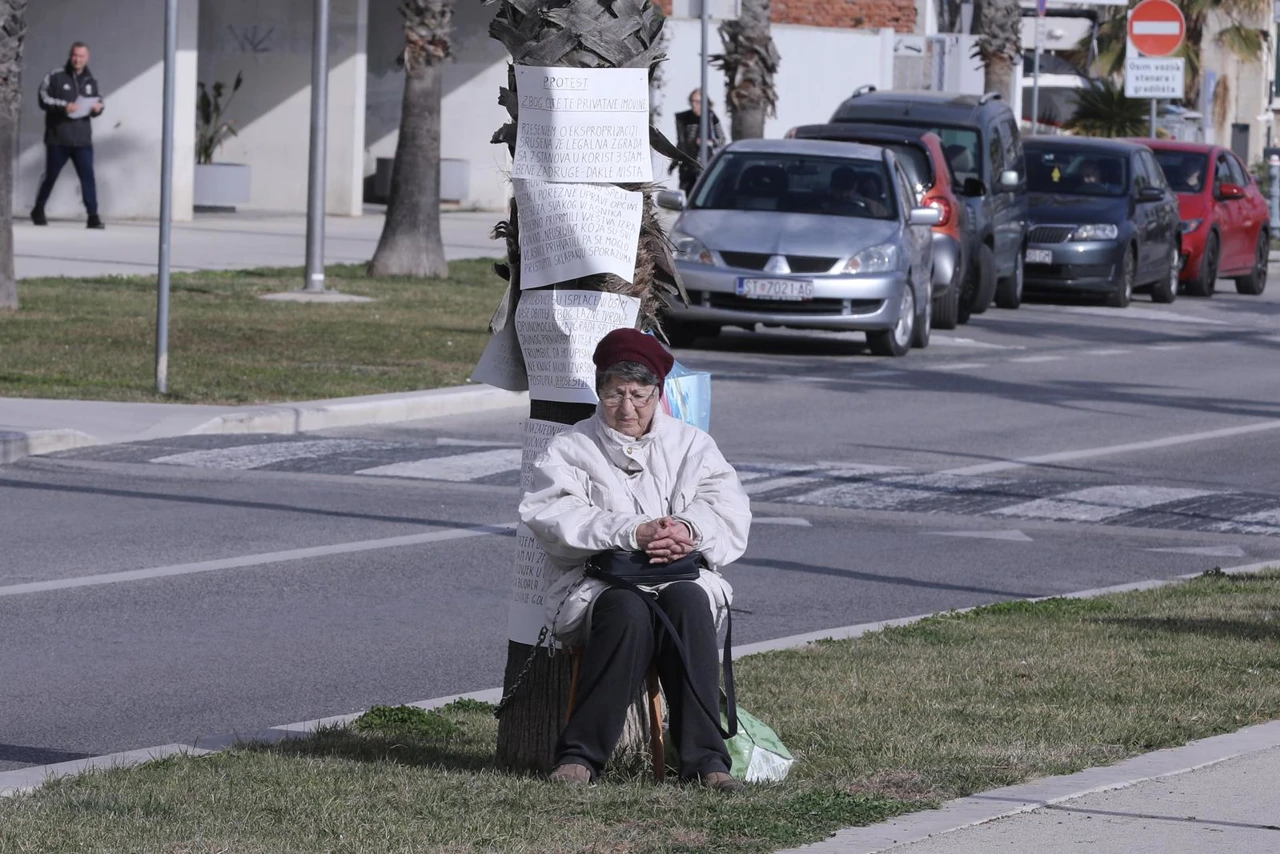 Žena se lancima vezala za palmu ispred splitske gradske uprave, Foto: Ivo Cagalj/PIXSELL