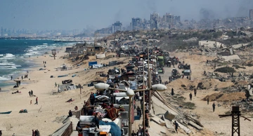 Raseljeni Palestinci bježe sa sjevera Gaze dok se dim uzdiže nad enklavom
