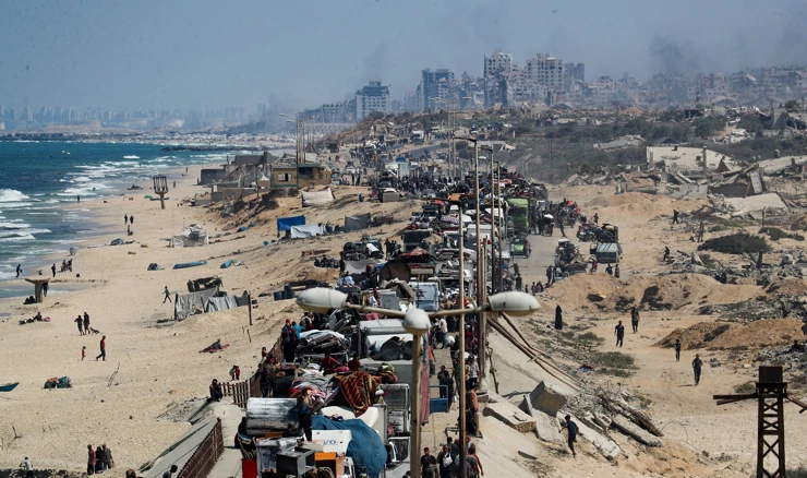 Raseljeni Palestinci bježe sa sjevera Gaze dok se dim uzdiže nad enklavom