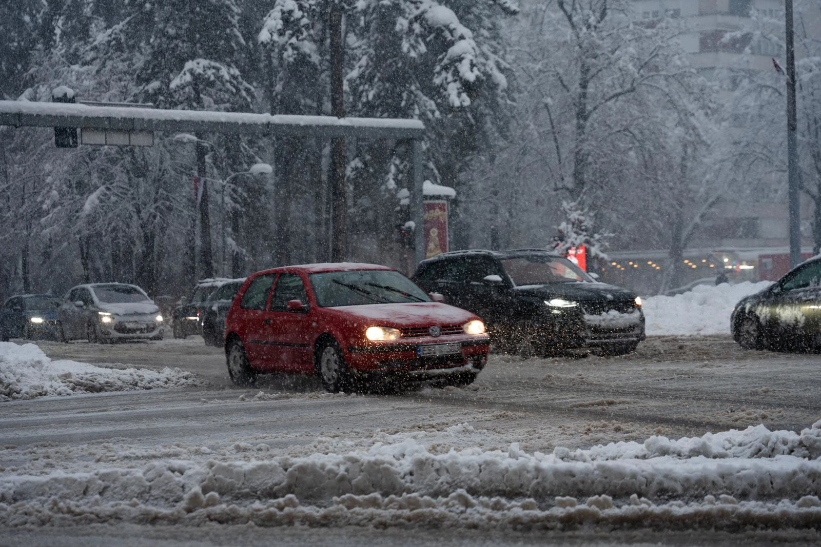 BiH: Mnoge općine proglasile izvanredno stanje, na cestama zameteno 40 vozila