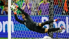 Diogo Costa brani u raspucavanju udarac slovenskog igrača