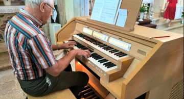 Branko Baf za orguljama u crkvi u Labincima