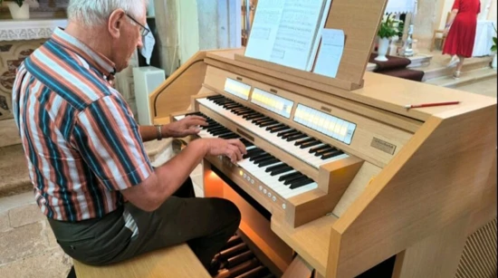 Branko Baf za orguljama u crkvi u Labincima