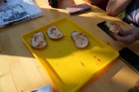 Kruh namazan s masti i posipan crvenom paprikom, Foto: Hrvatska riječ/.