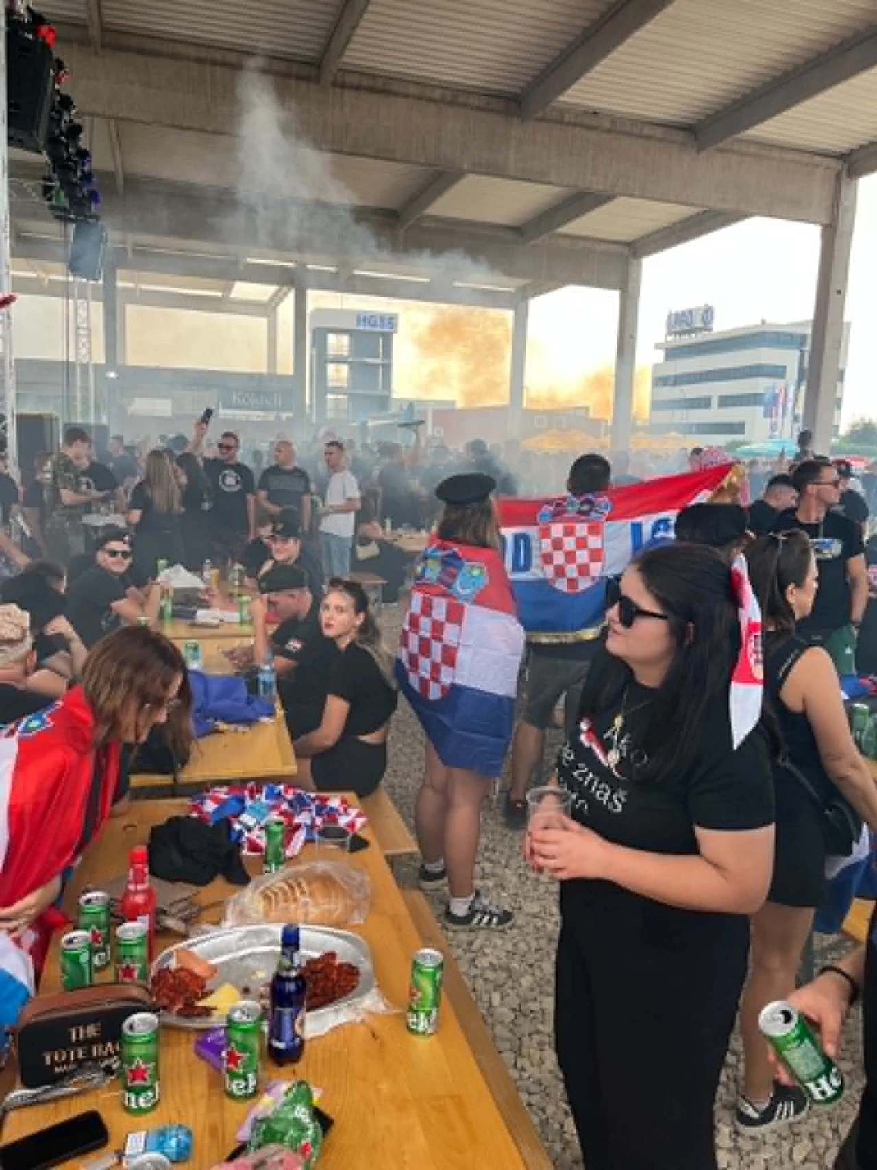 Okupljanje uoči Thompsonova koncerta u Vukovaru, Foto: Gledateljica/HRT