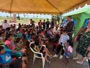 Fra Ivica Vrbić con niños / Fra Ivica Vrbić s djecom, Foto: Comunidad Croata de Santa Cruz / Hrvatska zajednica Santa Cruza//