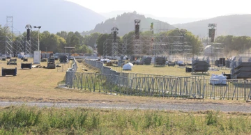 Priprema pozornice za koncert Thompsona