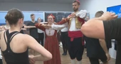 Linđo u dva sata: Turisti s kruzera plešu u narodnim nošnjama