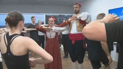 Linđo u dva sata: Turisti s kruzera plešu u narodnim nošnjama