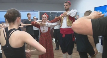 Linđo u dva sata: Turisti s kruzera plešu u narodnim nošnjama