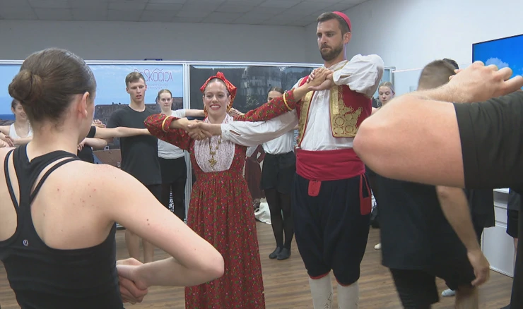 Linđo u dva sata: Turisti s kruzera plešu u narodnim nošnjama