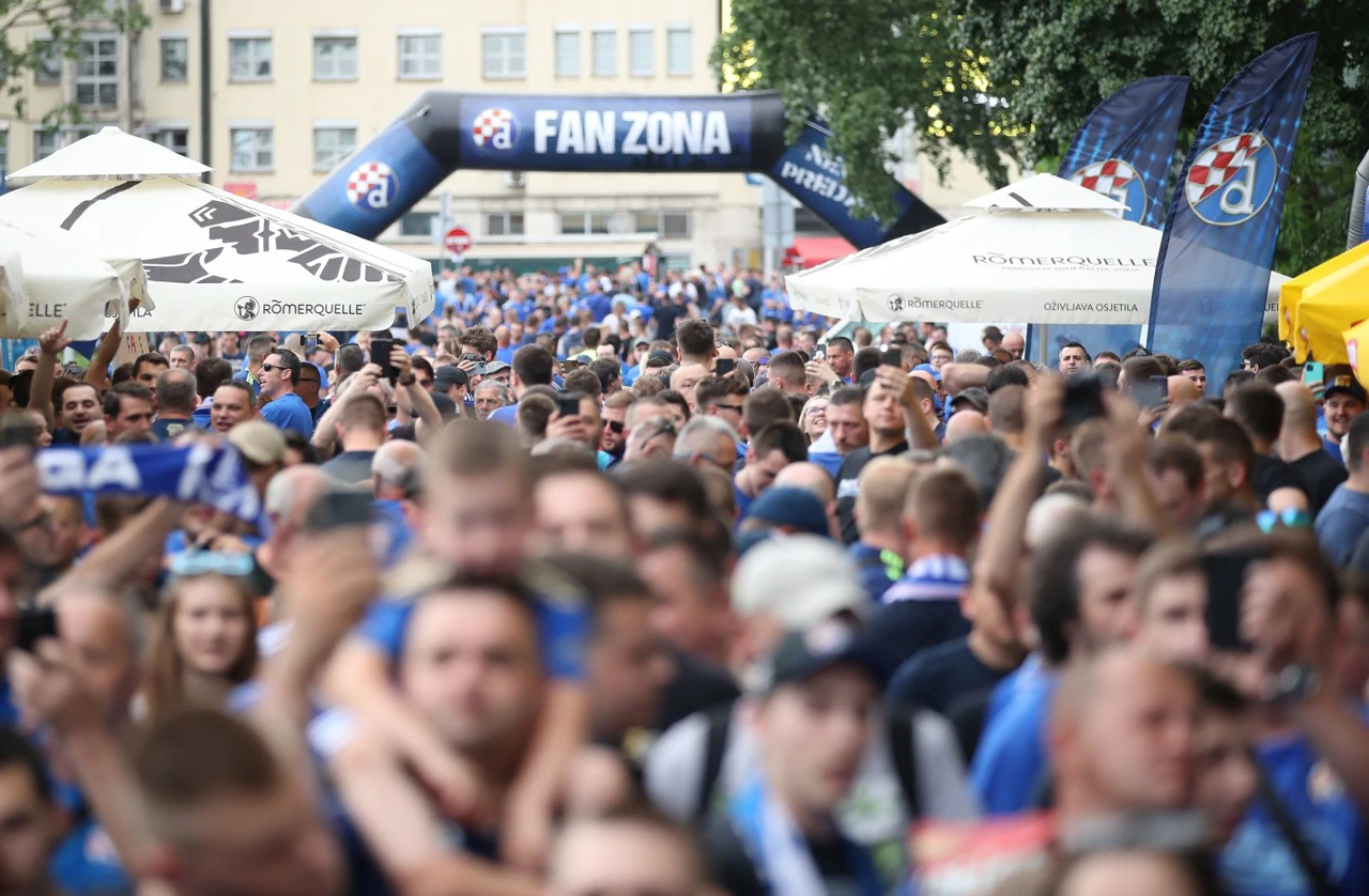 Navijači Dinama ispred stadiona, Foto: Luka Stanzl/PIXSELL