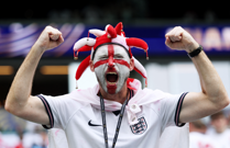 Engleski navijač s oslikanim licem na tribinama, Foto: Paul Childs/REUTERS