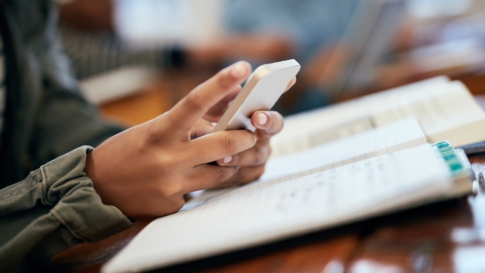 Ab dem 2. Halbjahr sind Handys in Grundschulen und in den Pausen verboten. 1 shutterstock 2475381123 1 20251027090458