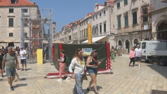 Brojne fasade u povijesnoj jezgri okovane su građevinskim skelama