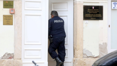 Varaždin: Policajac ulazi u zgradu Upravnog odjela za gradnju i komunalno gospodarstvo , Foto: Zeljko Hajdinjak /CROPIX