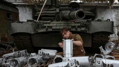 Pripadnik brigade "Karpatska Sič" popravlja ukrajinski tenk u Donecku