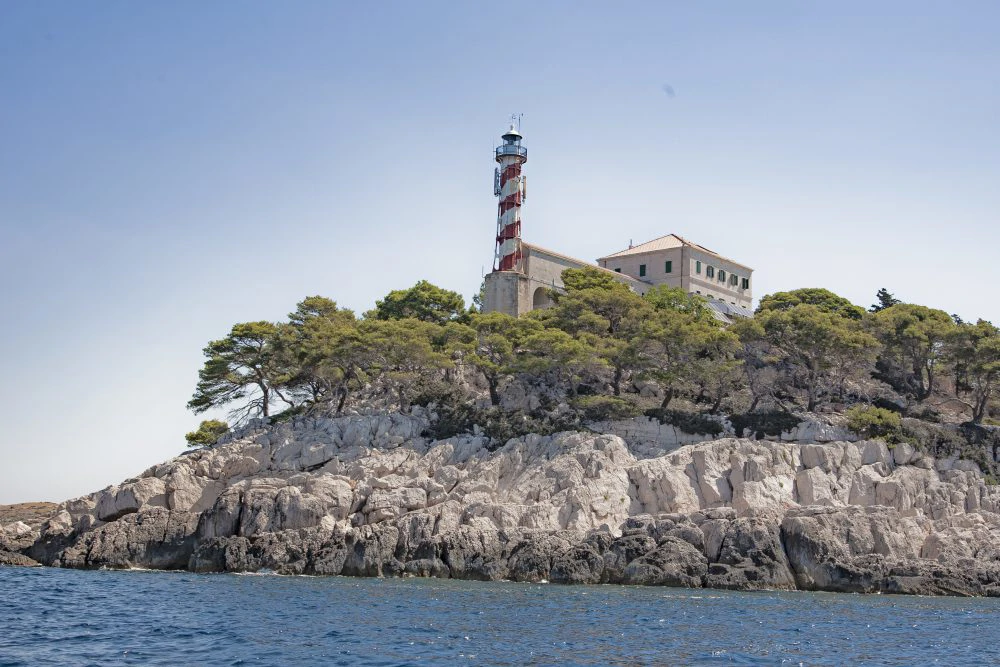 Svjetionik Sestrica Vela