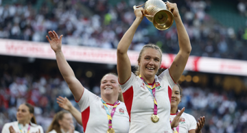 Zoe Aldcroft slavi sa suigračicama 