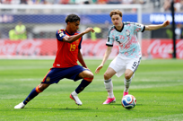 Lamine Yamal u duelu s Belgijcem Maximom De Cuyperom , Foto: Kai Pfaffenbach/REUTERS