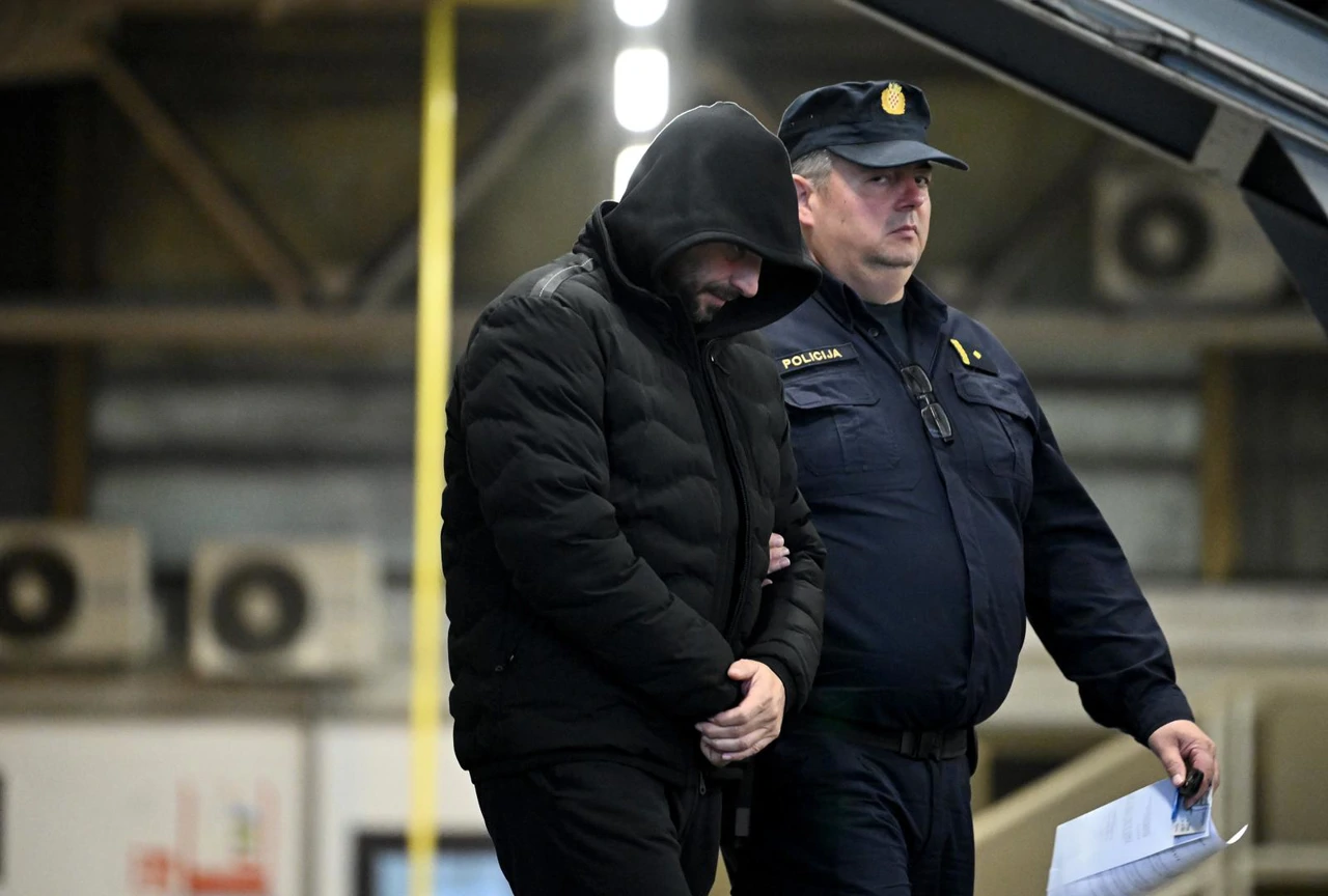 Privođenje uhićenih povezanih sa slučajem bolnice u Jankomiru, Foto: Marko Lukunic/Pixsell