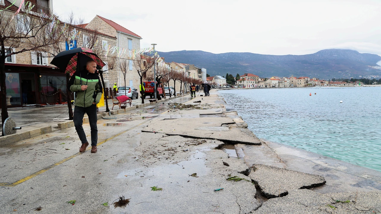 Posljedice jakog juga i plime u Kaštelima, Foto: Ivana Ivanovic/PIXSELL