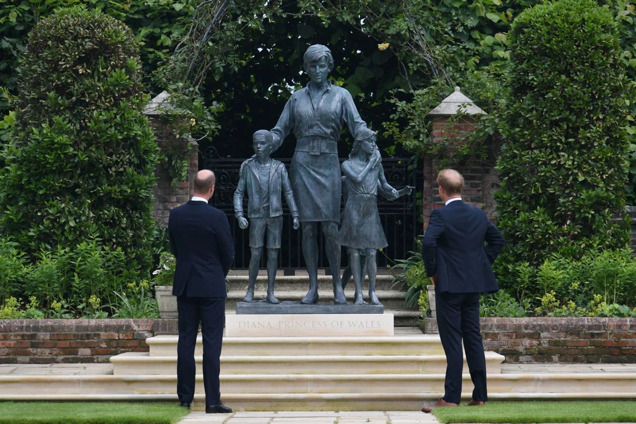 Kip princeze Diane u vrtu Kensingtonske palače