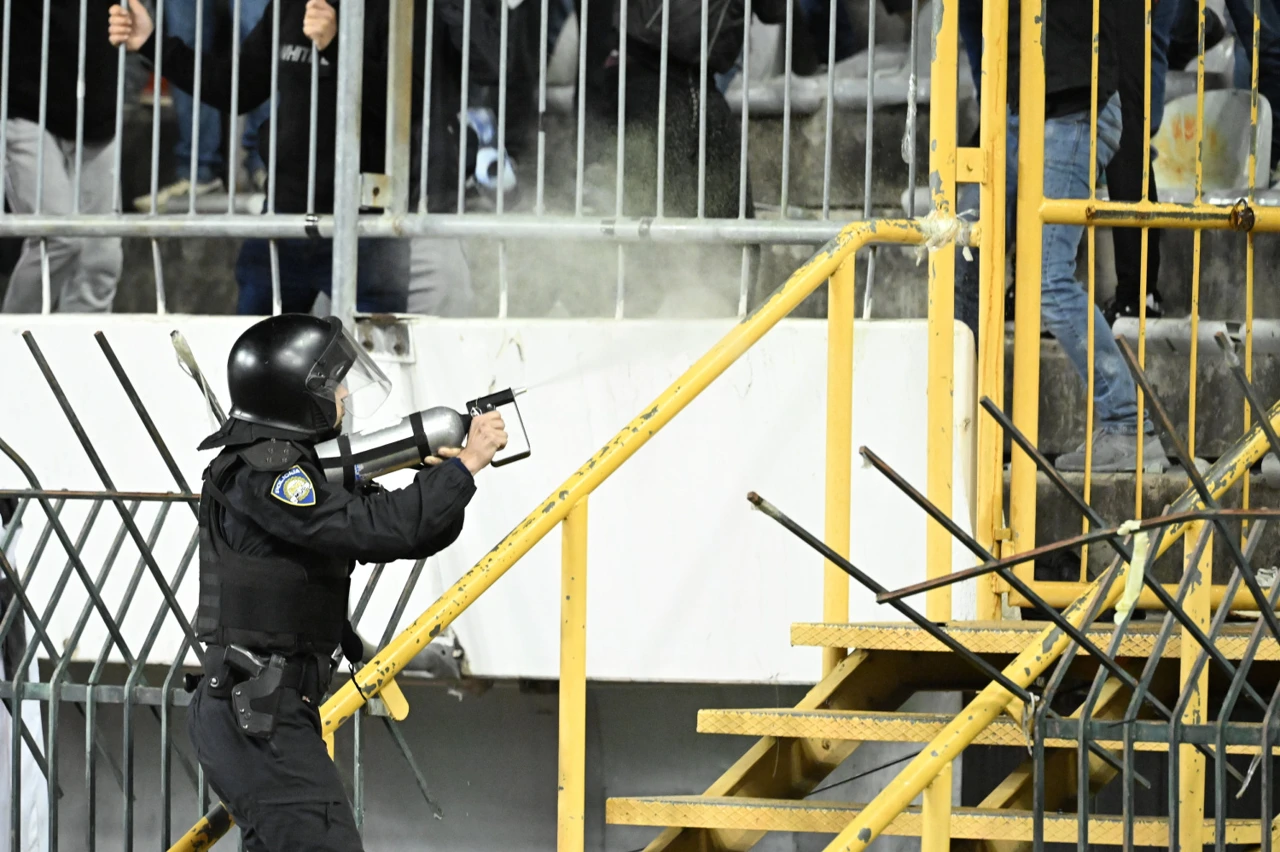 Pripadnici Torcide probili ogradu i uletili na travnjak, Foto: CROPIX/-