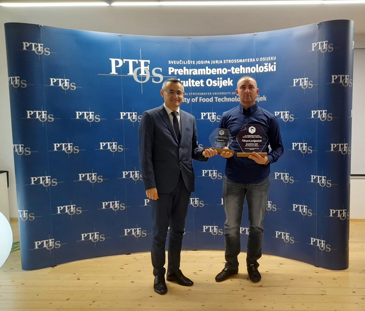 Šampion na ocjenjivanju meda Ivan Mišković i dekan PTF-a Jurislav Babić, Foto: M.Milas/Radio Osijek