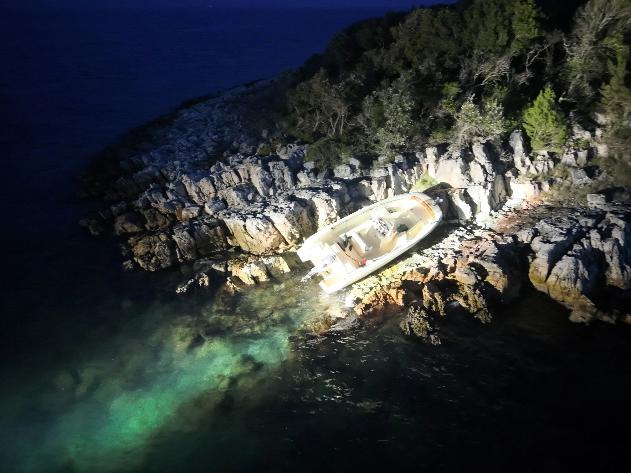 Voditelj brodice ozlijeđen u nasukanju na otok Iž - HRT