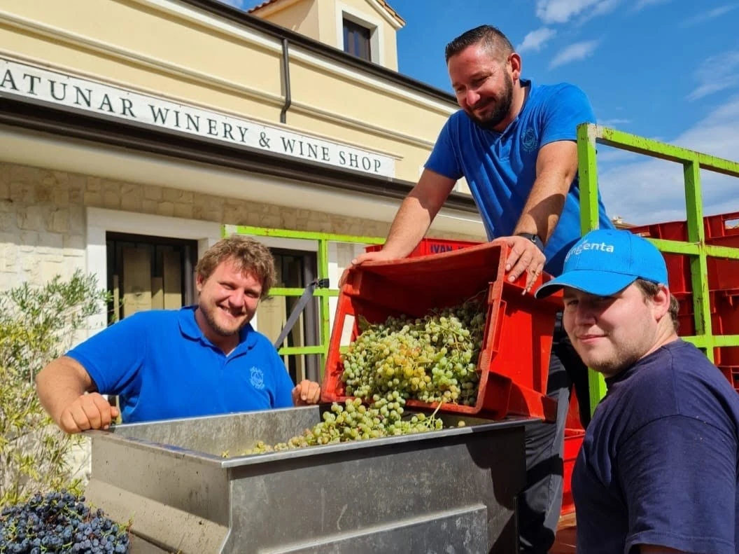Ivan Katunar - mlađi i djelatnici vinarije, Foto: Vladimir Jurić/Radio Rijeka