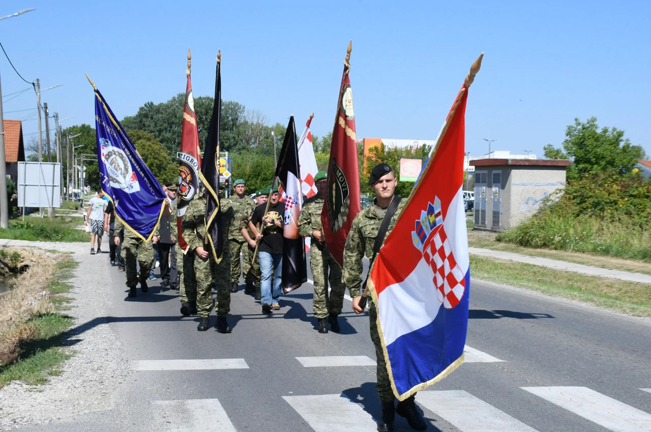 Mimohodom od gradskog središta do spomen obilježja pukovniku Predragu Matanoviću, Foto: Nikola Cutuk/PIXSELL
