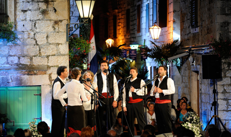 Završna večer muških klapa na festivalu u Omišu