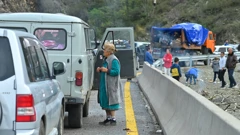 Kolona ljudi koji bježe iz Gorskog Karabaha