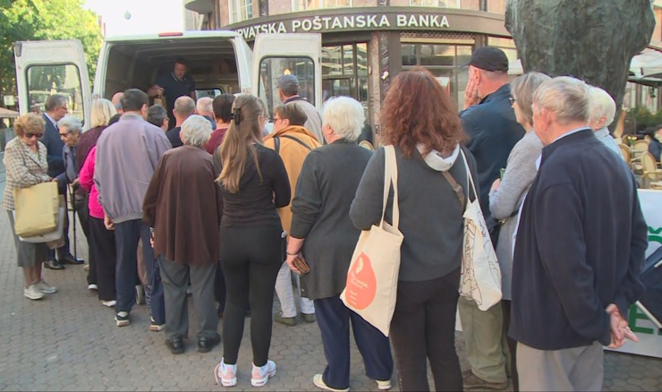 Akcija HSS-a: Građanima podijeljeno pola tone ličkog krumpira