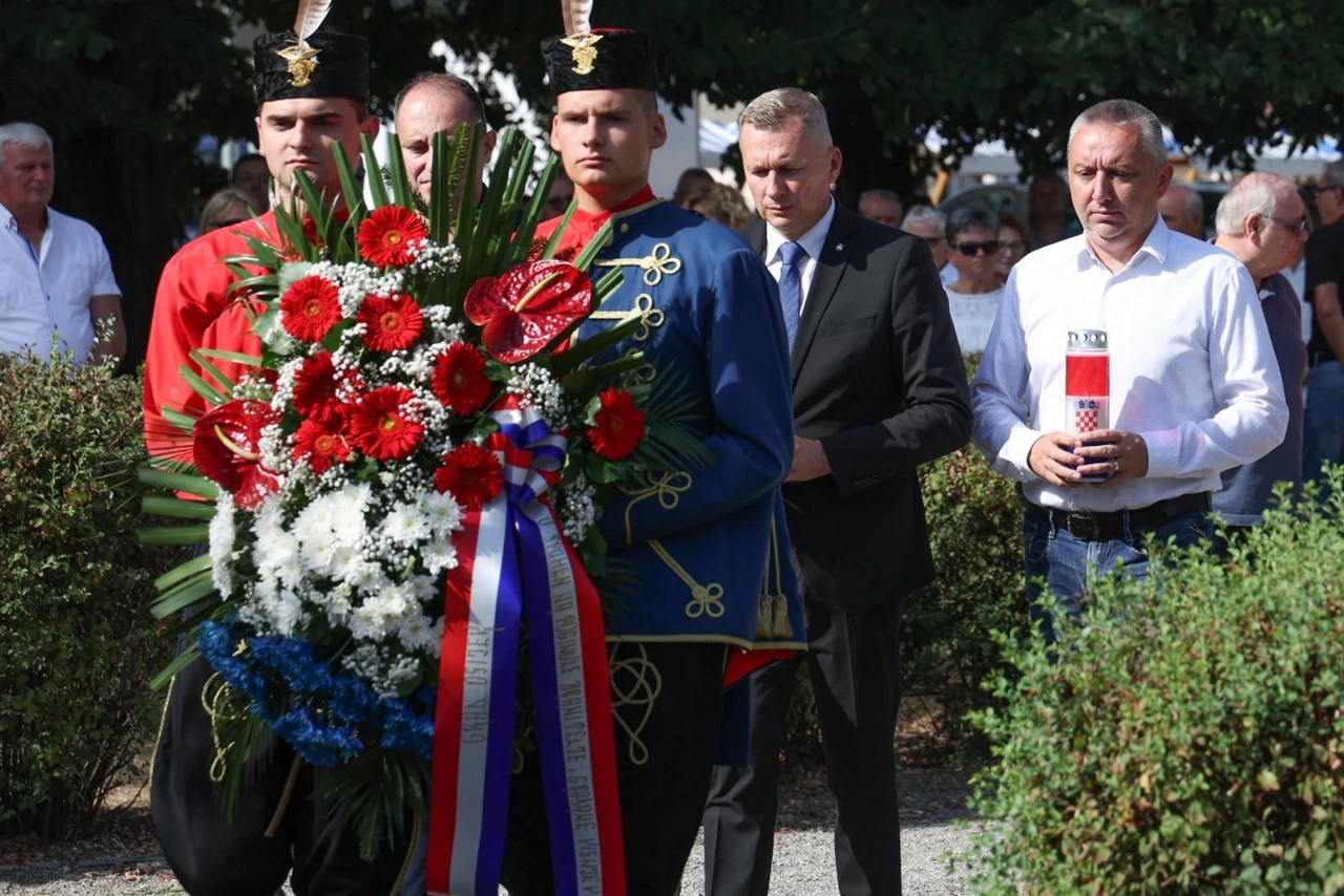 Polaganje vijenaca u MO Višnjevac, Foto: Grad Osijek/-