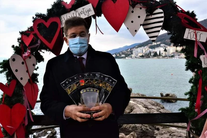 Ivo Dujmić sa statuom Dore, Foto: Smiljan Pripć/opatija.hr