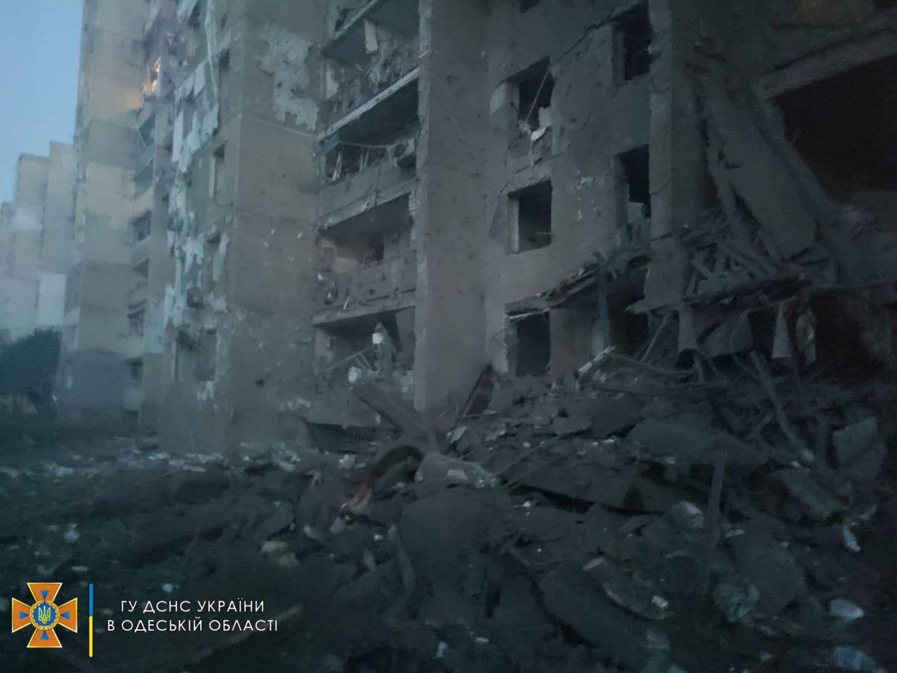 Napad na višestambenu zgradu u Bilhorod-Dnistrovskyju, Foto: State Emergency Services of Ukraine/Handout via REUTERS