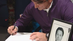 Zlatko Dalić se upisuje u knjigu žalosti