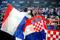 Navijači zajedno poziraju na tribinama, Foto:  Sanjin Strukic /PIXSELL