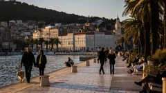 Sunčano zimsko poslijepodne na splitskoj Rivi 