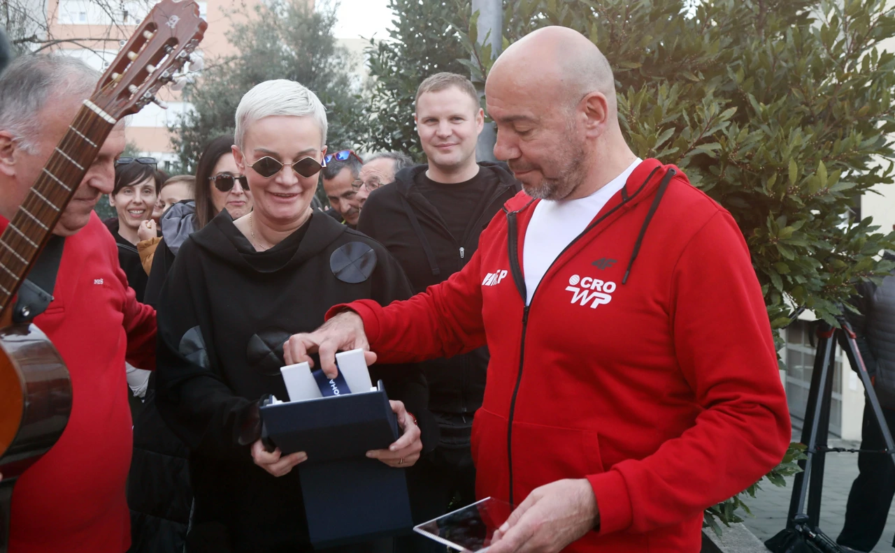 Spontani doček izborniku priredili prijatelji i susjedi, Foto: Duško Jaramaz/PIXSELL